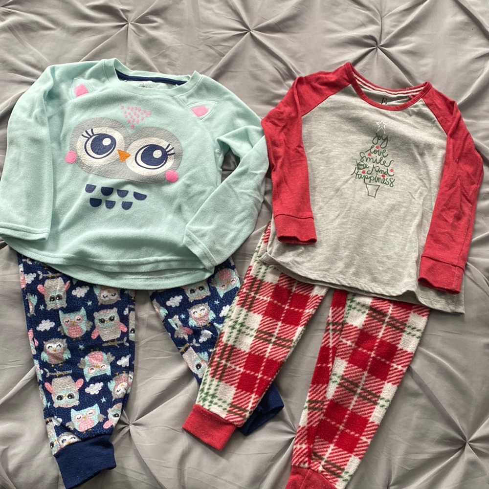 Girls size 4-6 long sleeve/long pant fleece pajamas bundle of 2